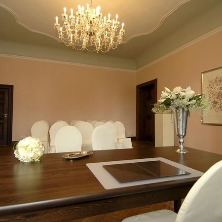 Ein Raum mit einem Tisch, Stühlen und einem Kronleuchter, der eine elegante Atmosphäre schafft.