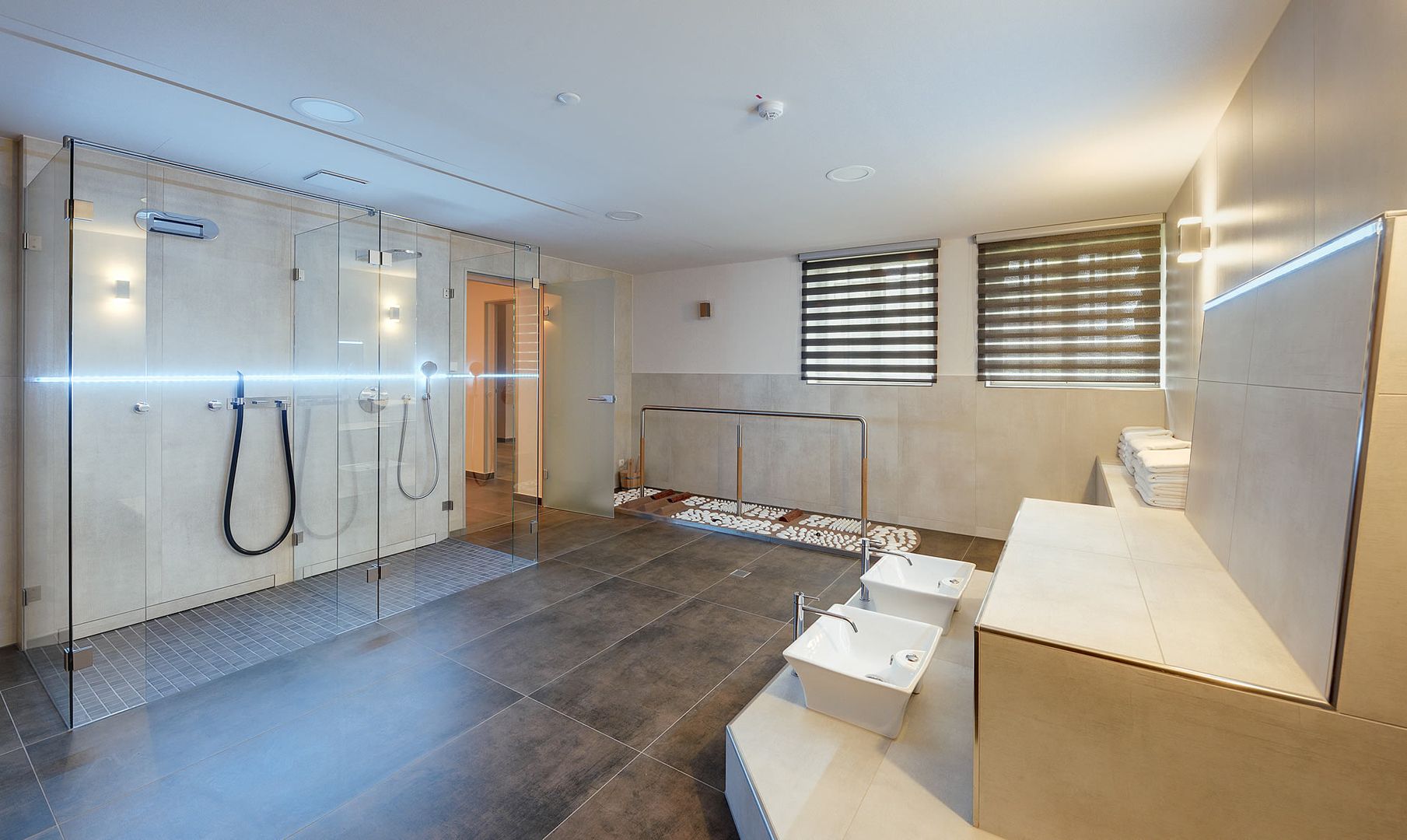 Modernes Badezimmer mit begehbarer Dusche, stilvoll und funktional gestaltet, ideal für zeitgemäße Wohnbedürfnisse.