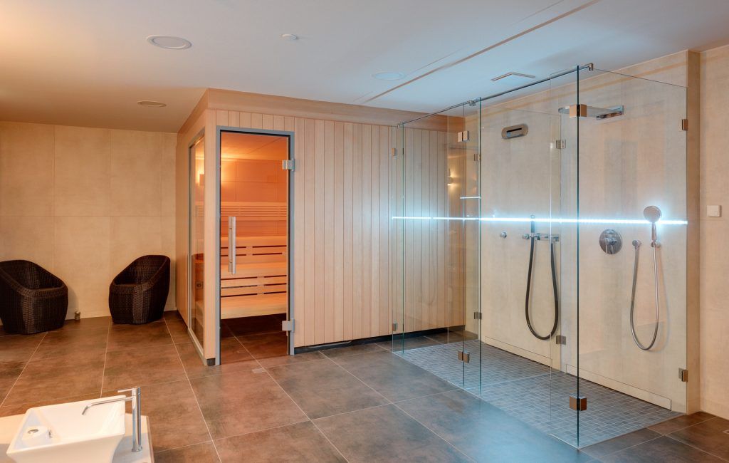 Badezimmer mit Dusche und Waschbecken, modern und funktional gestaltet, ideal für tägliche Hygiene.